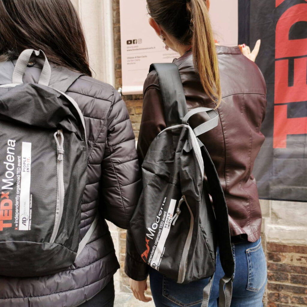 ragazze con zainetti brandizzati AD Consulting Tedxmodena